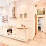 Zacisze Street Apartment